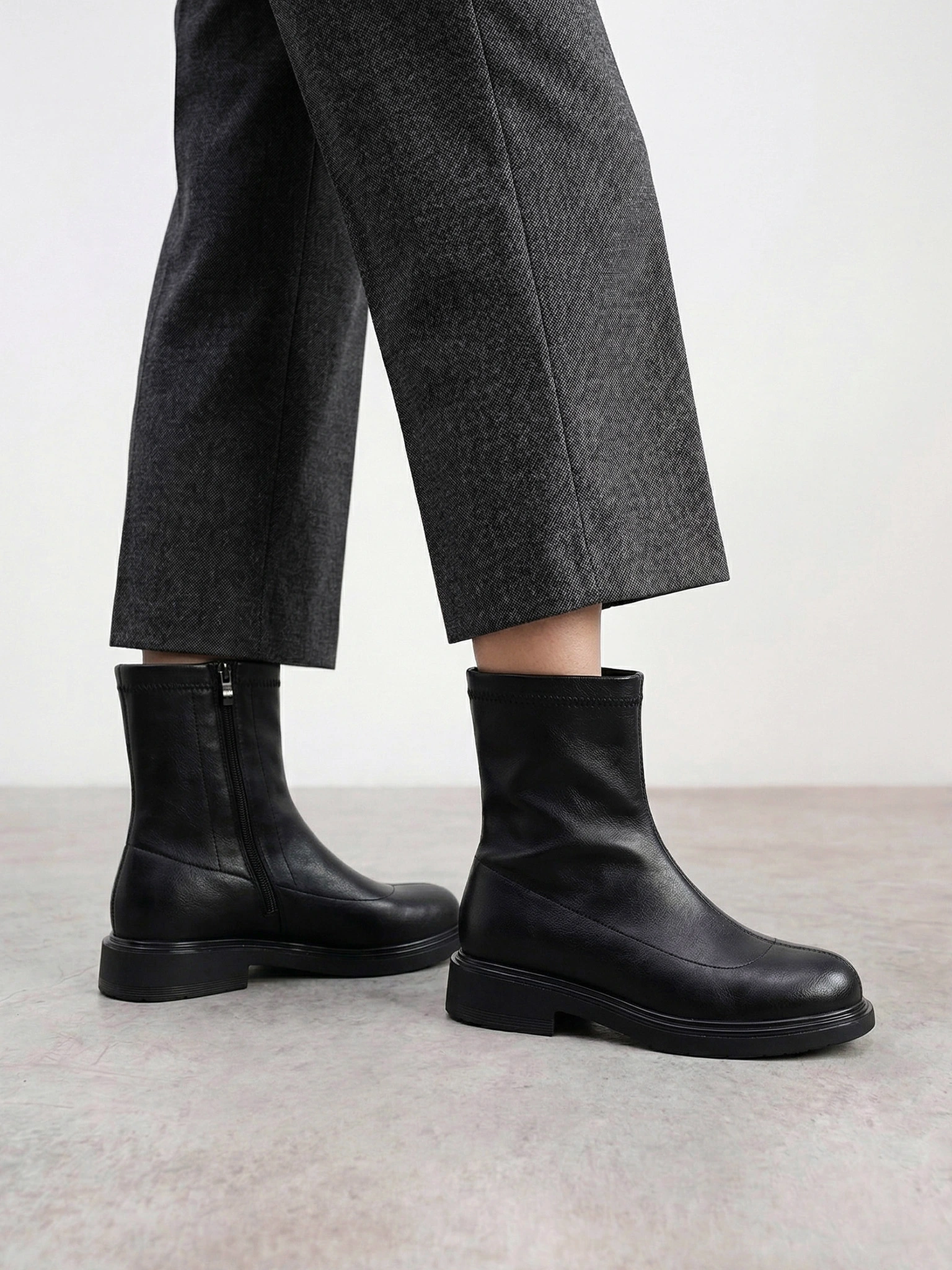 Ботинки черного цвета на низком каблуке